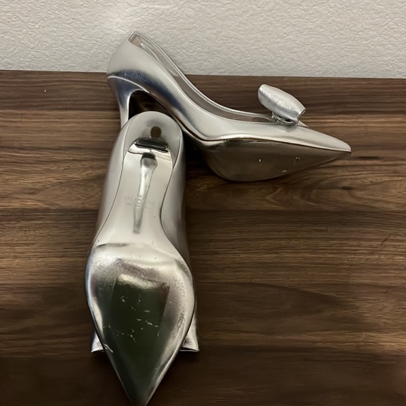 VALENTINO WOMEN'S LEATHER METALLIC DOLLYBOW PUMPS SILVER - Picture 8 of 16